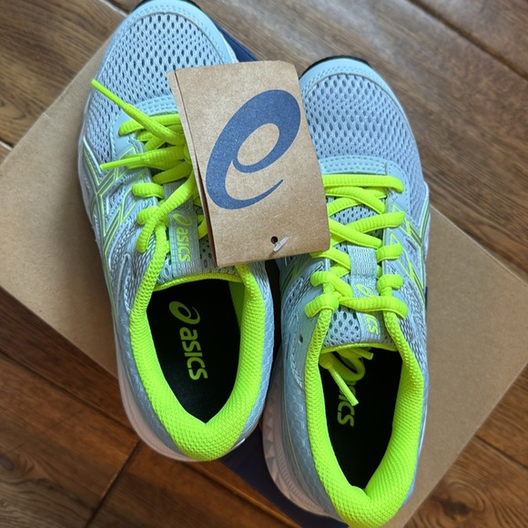 NWT and in box Kids Contend 6 GS ASICS in soft sky/pure silver size 1 1/2 - Picture 3 of 6